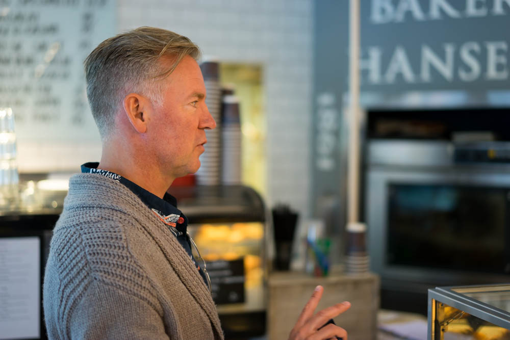 Jeg har funnet frem til morgendagens hippeste serveringssted, Baker Hansen på Hasle Torg, og legger inn bestilling på deilig retrolunsj. Foto: Anders Husa