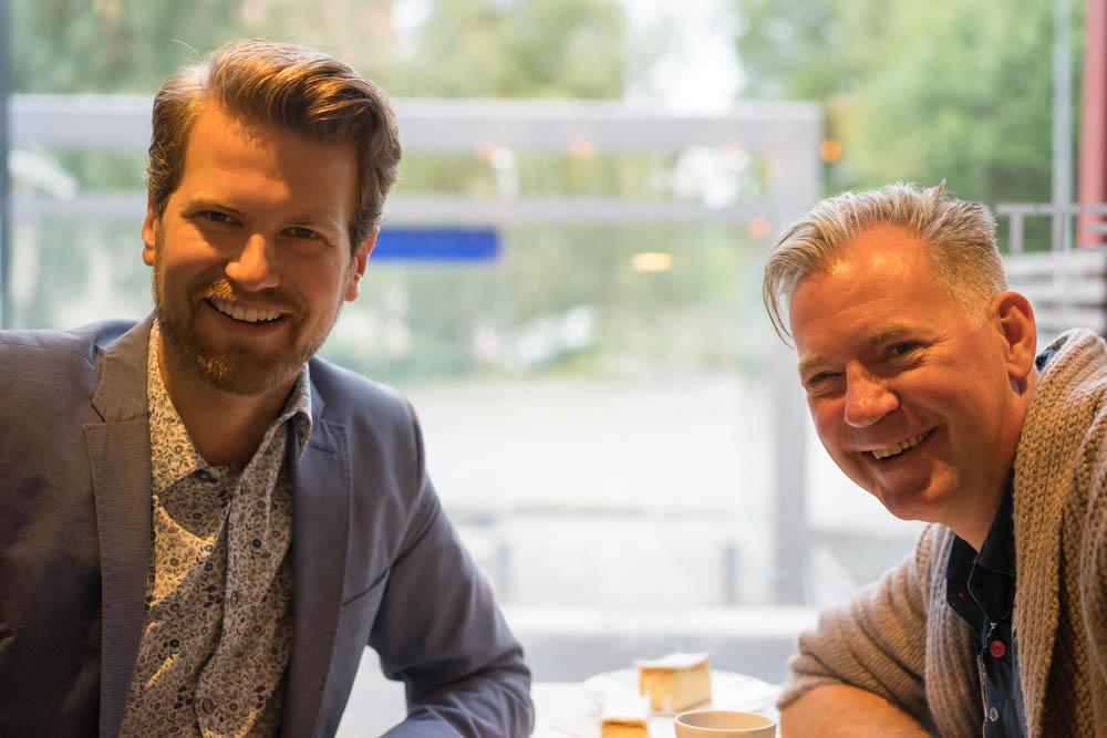 Anders var strålende fornøyd med premien, lunsj med fashionistaen på elegante Baker Hansen på Hasle Torg. Foto: Ukjent kafégjest