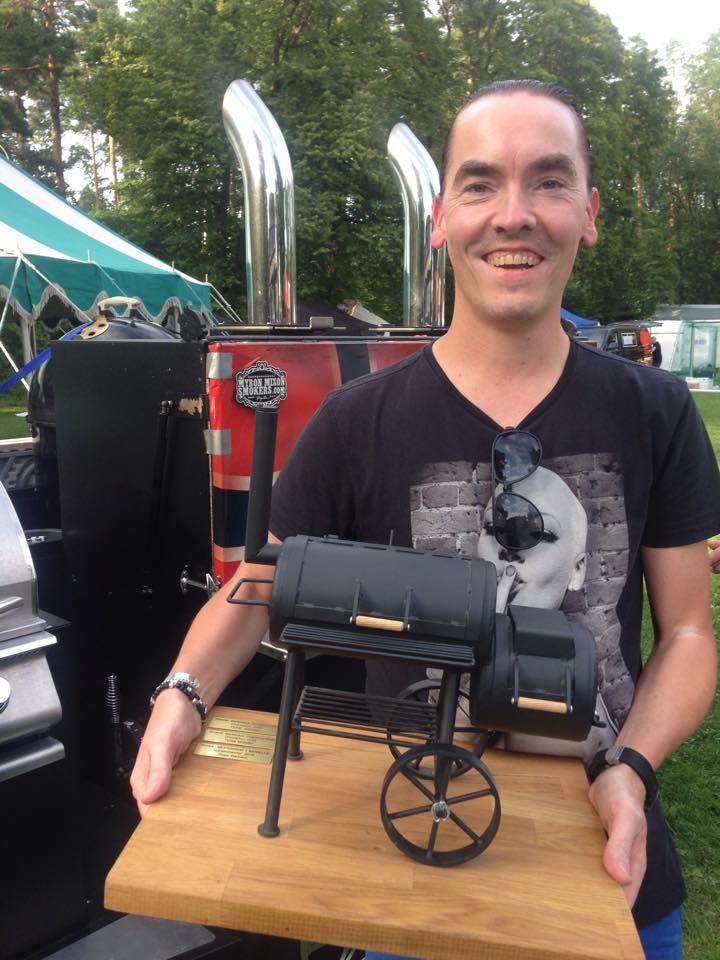 Nico er stolt medlem av vinnerlaget fra NM i Barbeque 2015. Foto: Privat
