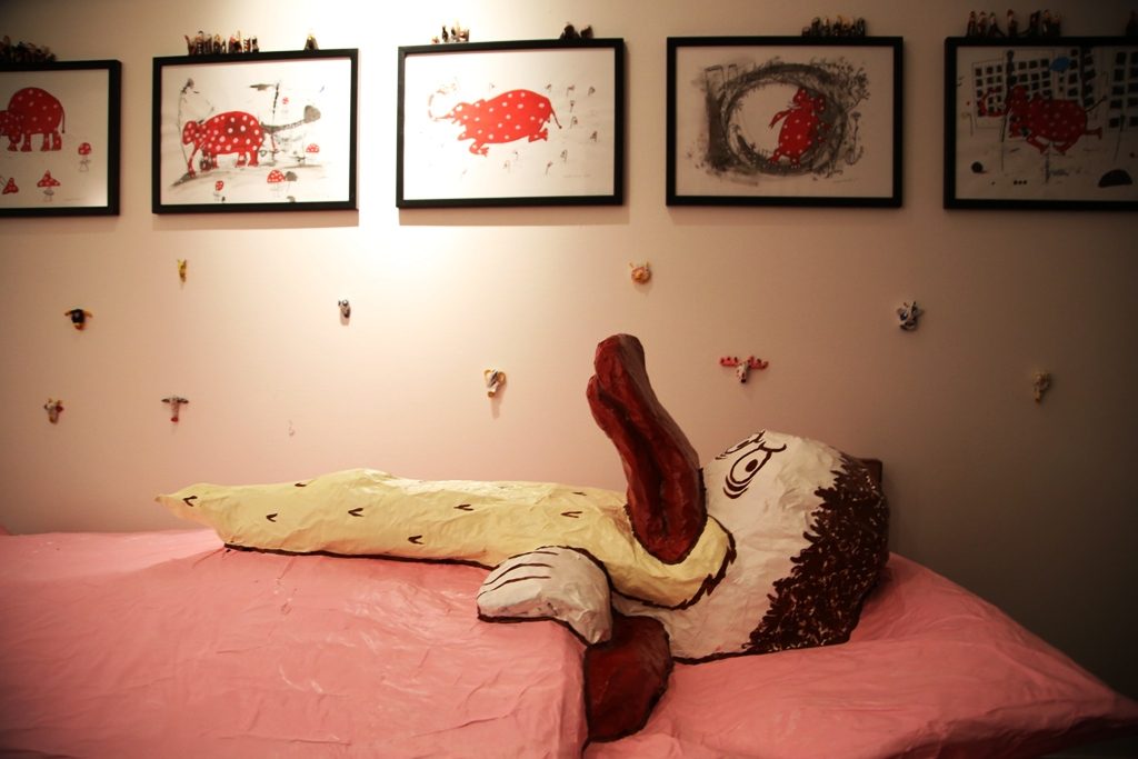 Denne krabaten laget av Sindre W. Goksøyr har flyttet inn i barneavdelingen. Foto: Erik Valebrokk