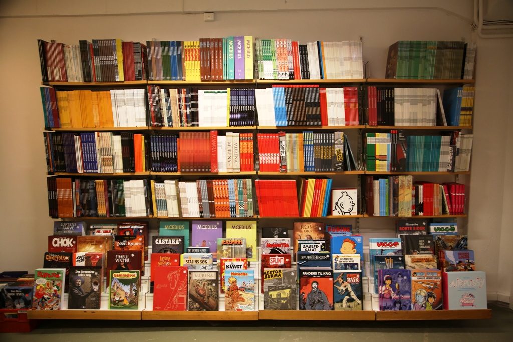 I kjelleren er tegneseriene plassert, og takk og pris for den beliggenheten. Her er den "danske hylla". Foto: Erik Valebrokk