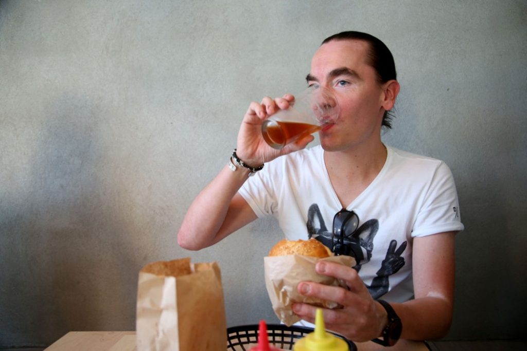 ... og slukker tørsten med en Brooklyn Lager. Foto: Erik Valebrokk