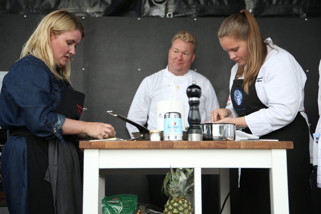 Dommer Christer Rodin følger med når Helle og hennes commis Hannah Emilié Akre lager vinnerretten. Foto: Erik Valebrokk