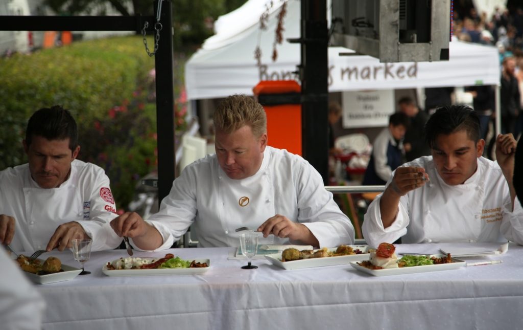 Er det galt av meg å si at dommerne traff rett valg? Fra venstre ser vi Jostein Medhus, Christer Rodin og Sebastian Gomez. Foto: Erik Valebrokk