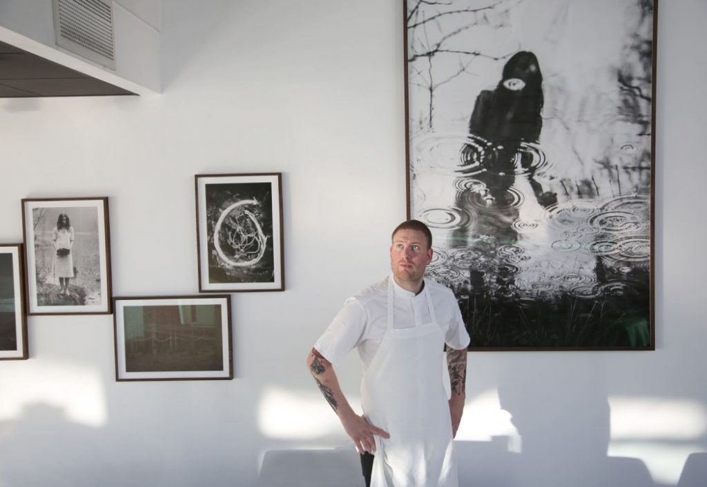 Her er Esben i selve restaurantlokalet. Her er det ikke plass til mange gjester, men de som er heldige og får plass kan glede seg over matopplevelser utenom det vanlige. Foto: Erik Valebrokk