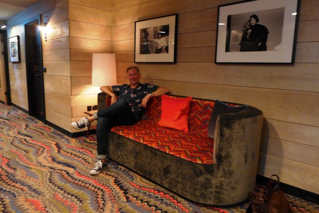 Her sitter jeg i en sofa i gangen der hotellrommene befinner seg. Legg merke til de ikoniske fotografiene av Rolling Stones og Joni Mitchell. Foto: Helle Øder Valebrokk