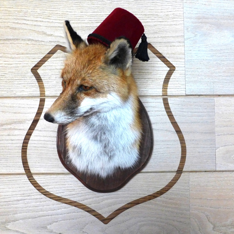 En rev med fez er ikke hverdagskost, men er det noe det er mye av på The Hospital Club er det spennende kunst og dekor. Foto: Helle Øder Valebrokk