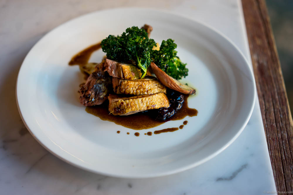 Rotisserie-and med selleripuré, bakt sjalottløk, fritert grønnkål, rødvinssjy med solbær og lakris fra Johan Bülow. Foto: Anders Husa