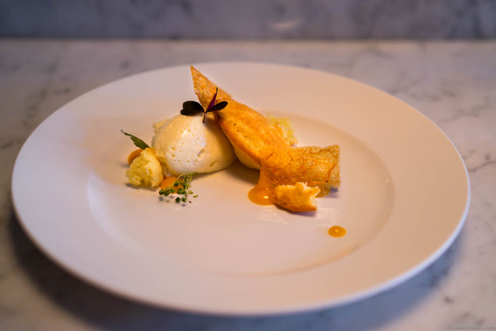 Madeleiner med mandelmousse, tindvedgelé og mjødurt. Foto: Anders Husa