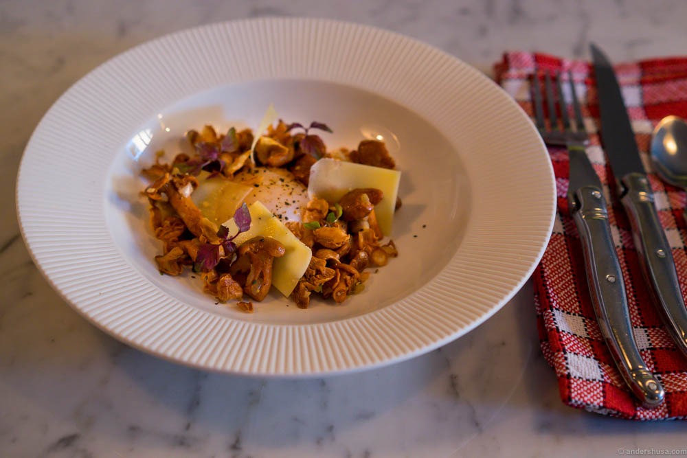 Andeegg varmebehandlet på 64 grader, smørstekte kantareller, pastinakkchips, Comté og ristet sort pepper. Foto: Anders Husa