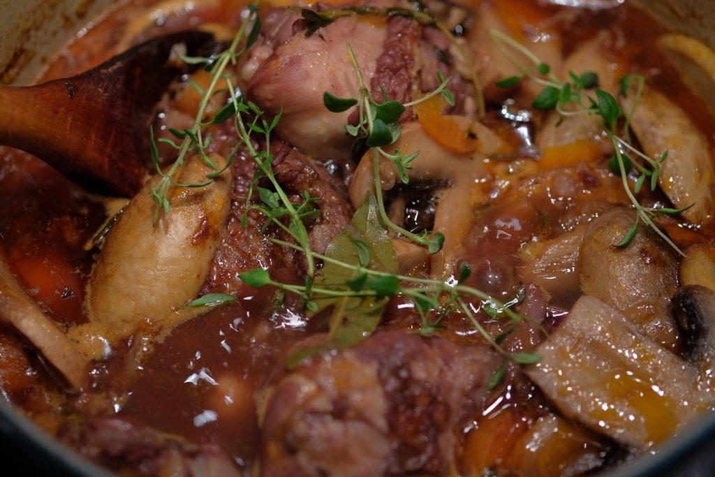 Det ser kanskje ikke utrolig delikat ut, men jeg kan love deg at min coq au vin smaker aldeles utmerket. Foto: Helle Øder Valebrokk