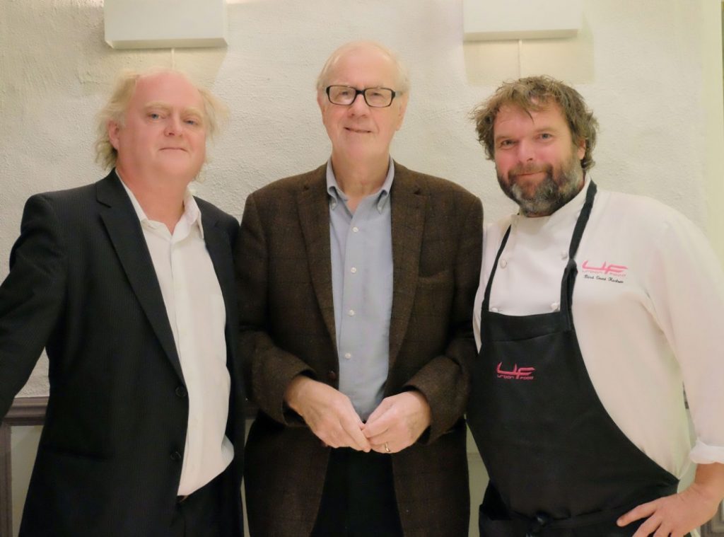 NRK-veteran og matkjenner Henry Notaker var også til stede, her flankert av professoren Knut Stene-Johansen og kokken Bård Greni. Foto: Helle Øder Valebrokk