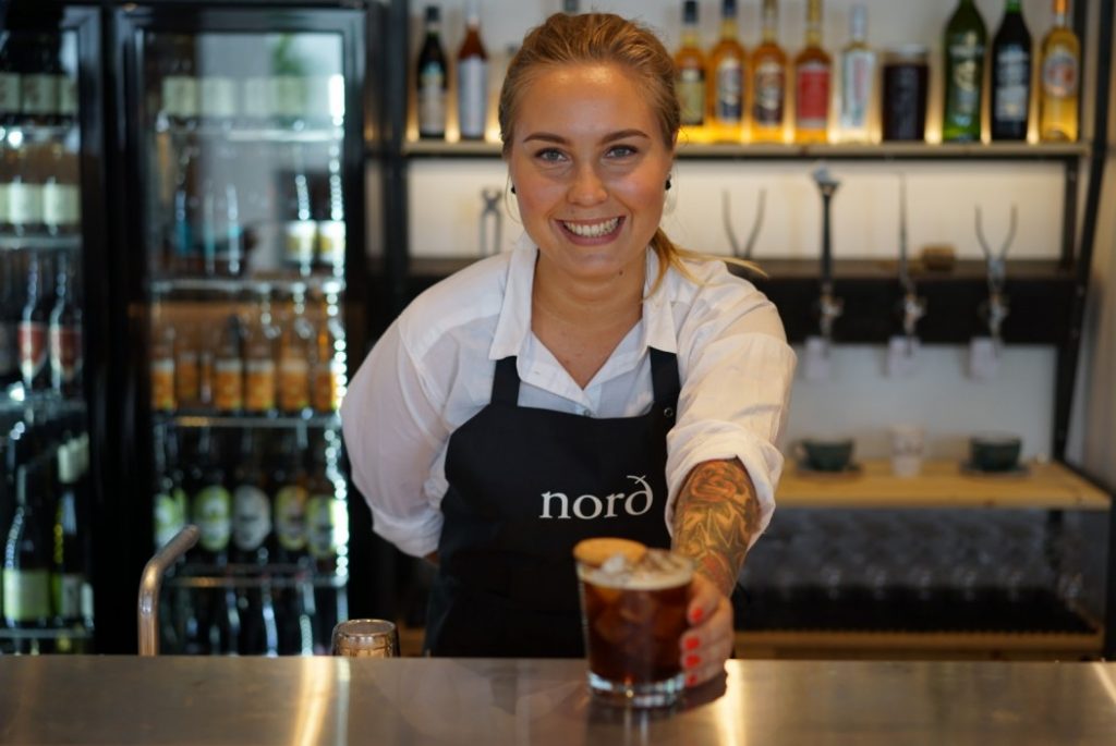 Er du heldig er det en smilende Louise Eriksson som mikser drinker i kveld. Foto: Anders Husa