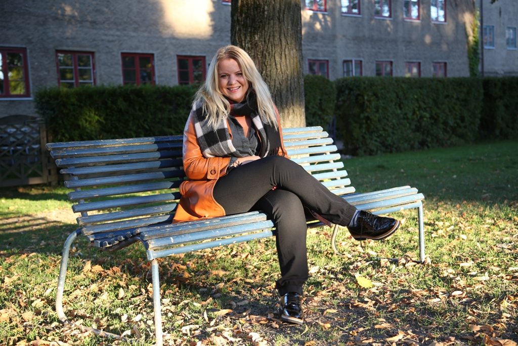 Ellen bruker poesi aktivt i jobben som KK-redaktør. - Det hender at jeg åpner redaksjonsmøtene med å lese dikt, og jeg sender ofte ut dagens dikt på mail. Det hender også at dikt kan være utgangspunkt for gode artikler. Foto: Erik Valebrokk