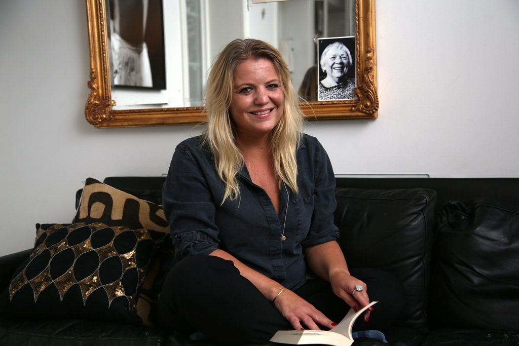 Her er Ellen i kosekroken hjemme i leiligheten som hun deler med to katter og, annenhver uke, sine to sønner. Foto: Erik Valebrokk