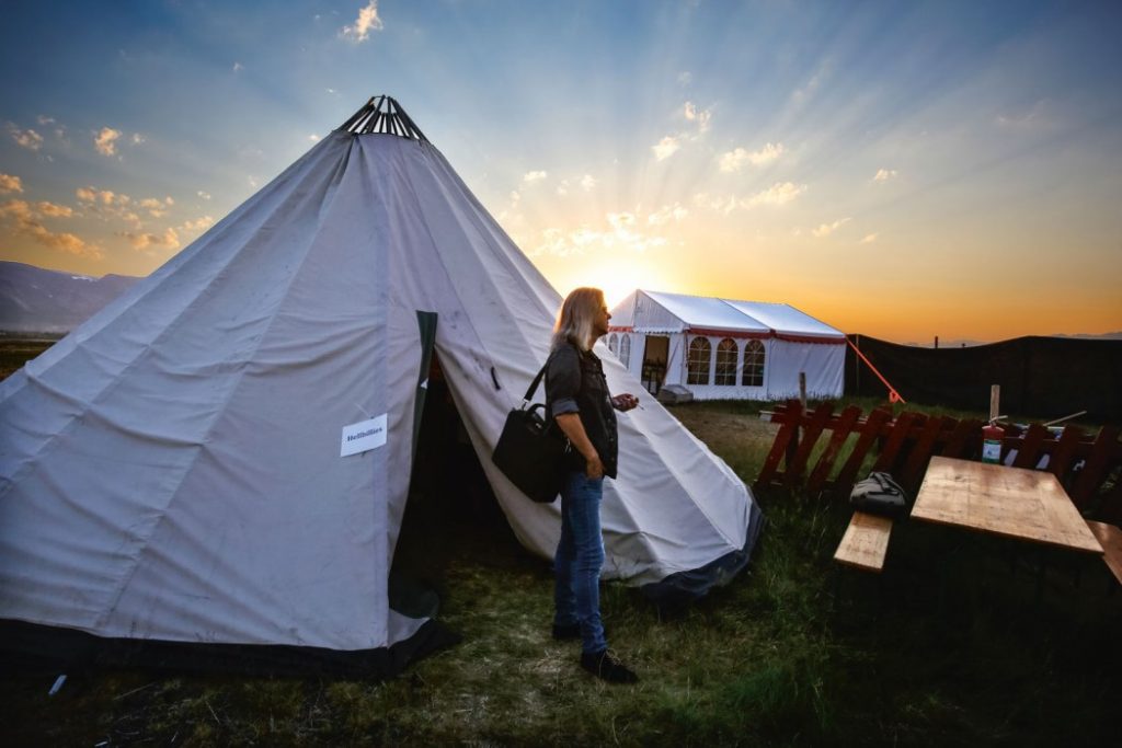 Aslag i en stille stund under Midnattsrocken i Lakselv. Foto: Trygve Indrelid