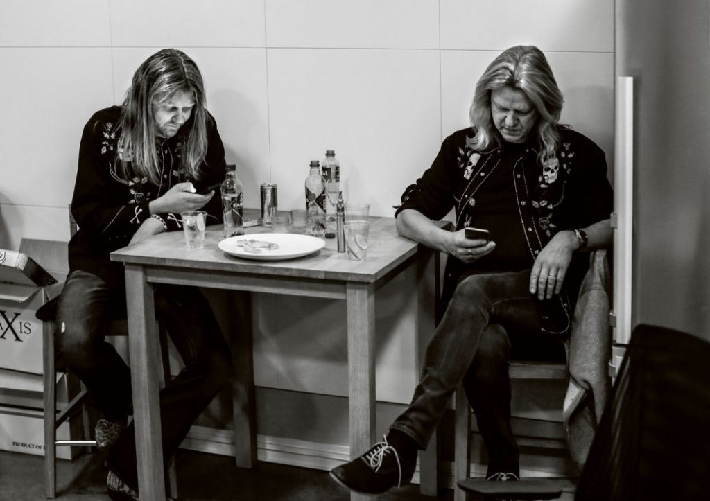 Trygve Indrelid har hatt full tilgang til Hellbillies gjennom et halvt år. Det synes da også på resultatet. Lars Håvard og Aslag Haugen er fanget i en situasjon de fleste vil kjenne seg igjen i. Foto: Trygve Indrelid