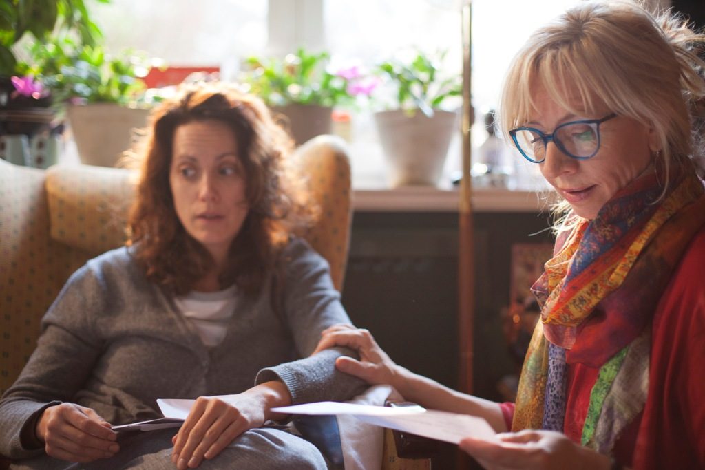 Hege Schøyen i rollen som Ingvilds mor Bodil er filmens "comic relief".