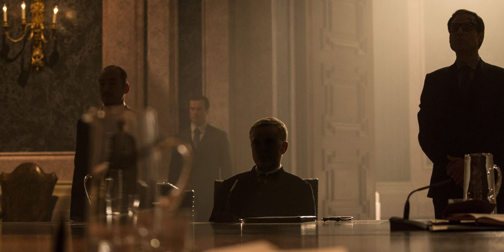 Superskurker sitter ofte i mørke før vi for se dem, slik Christoph Waltz i rollen som Blofeld gjør det i Spectre. Foto: SF Norge