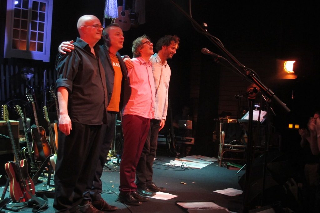 Festen er definitivt over for denne gang, og Øystein Paasche, Lars Lundevall, Lars Lillo-Stenberg og Lars Fredrick Beckstrøm takker publikum. Foto: Erik Valebrokk