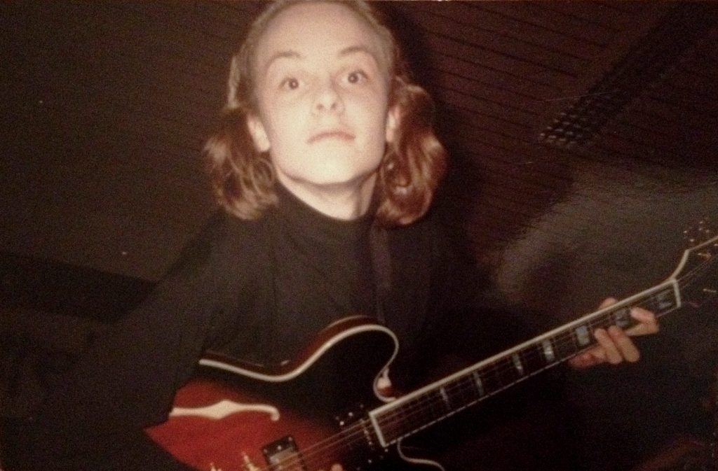 En meget yngre Rune Berg under lydprøven til The Margarets' aller første konsert, på Valderøy ungdomsskule 29. desember 1991. Foto: Privat