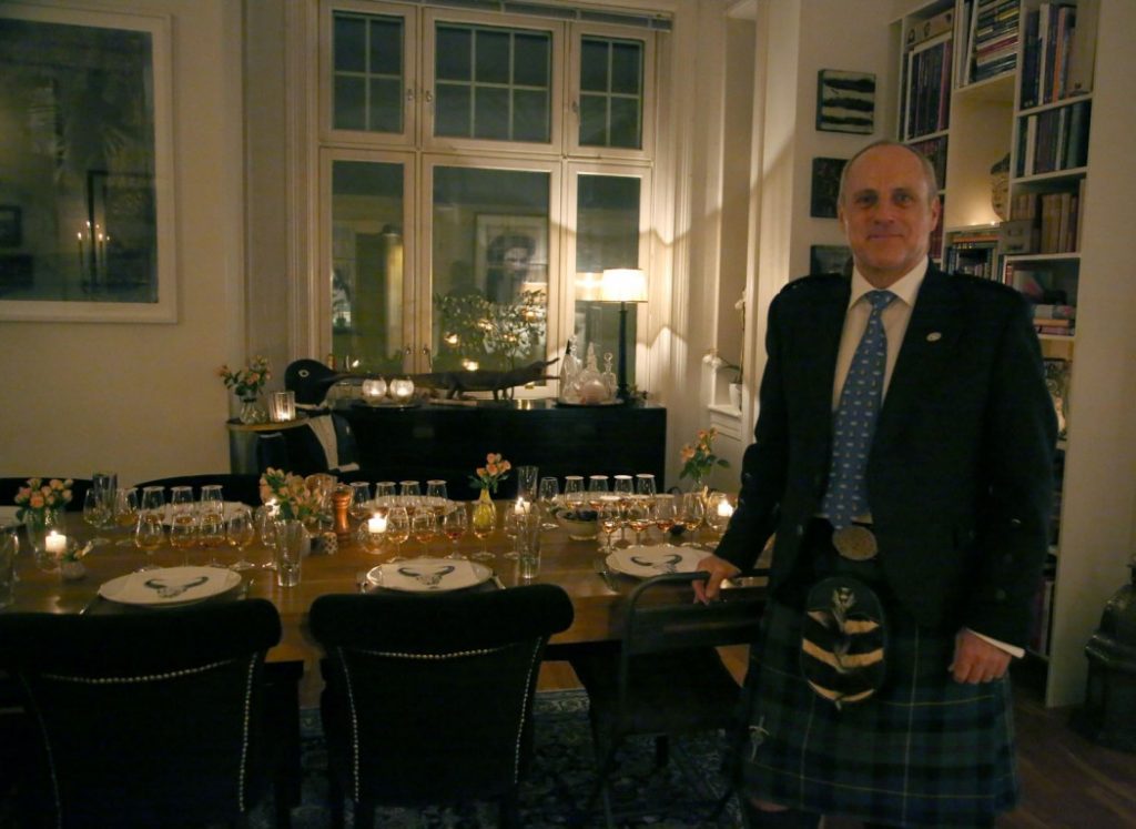 Chris Malle har fylt opp glassene og venter på at gjestene våre skal ankomme. Foto: Erik Valebrokk