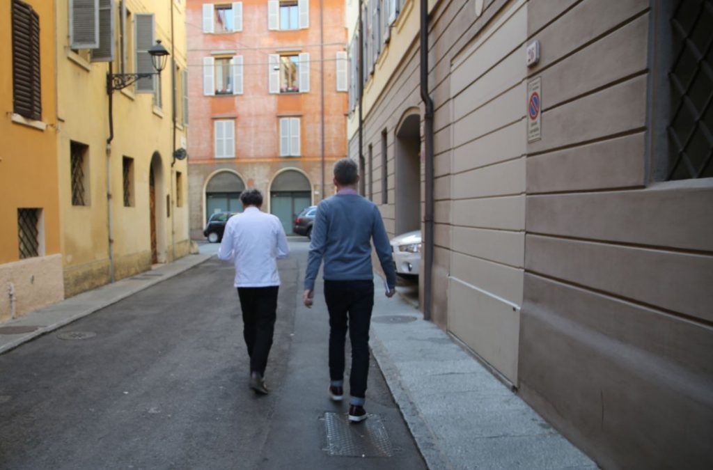 Full rulle. Massimo skal "vise oss noe". Foto: Helle Øder Valebrokk