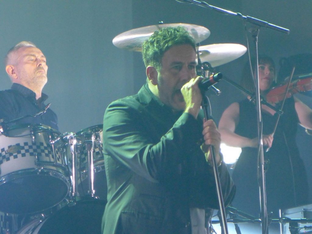 Terry Hall, verdens sannsynligvis minst utilpasse frontfigur, og John Bradbury bak trommene i det gjenforente The Specials. Foto: Helle Øder Valebrokk