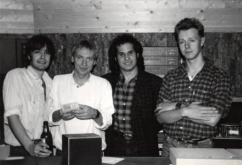 Året er 1985, og vi befinner oss i Bel Studio under innspillingen av September Field. Fra venstre Bjørn Kulseth, Ingar Helgesen (tekniker}, Steve Berlin (produsent), Rune Krogseth (gitarist).
