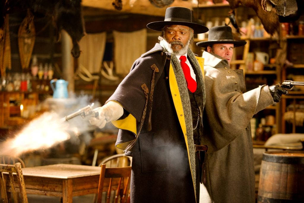 Du bare vet revolverne blir tatt i bruk på et tidspunkt, her eksemplifisert av Samuel L. Jackson og Walton Goggins. Foto: Norsk Filmdistribusjon