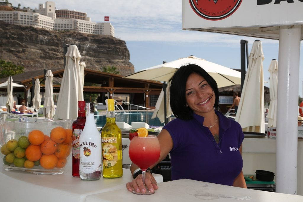 Skal det være en cocktail og et smil? Foto: Erik Valebrokk