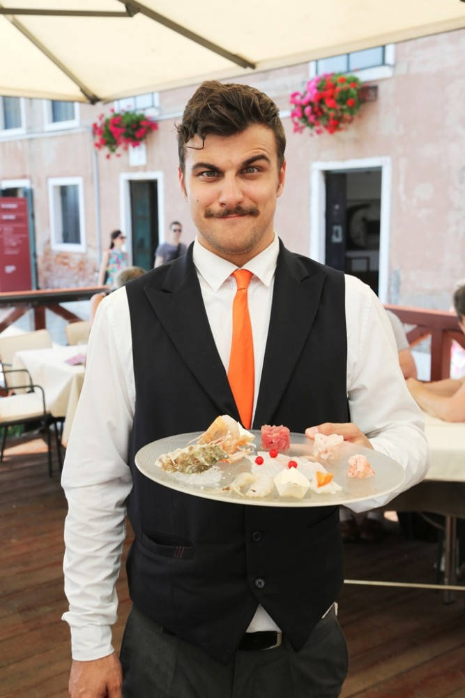 Her skal du få et "hemmelig" Venezia-tips. Ristorante Lineadombra er ikke anbefalt i Elle-saken, og der får du servert helt fantastisk sjømat i like fantastiske omgivelser. Jeg vet ikke om denne skøyeren jobber der fremdeles, da bildet er tatt for noen år siden, men restauranten eksisterer stadig. Foto: Erik Valebrokk