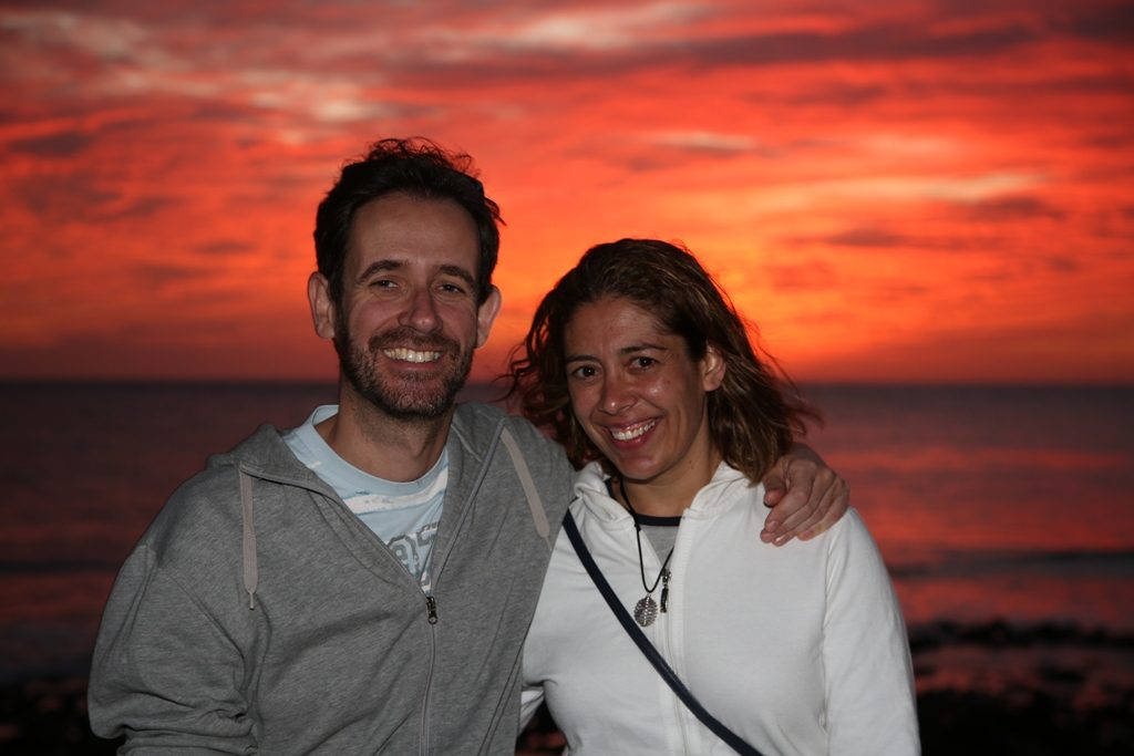 Sanna, møt Pablo og Yasmina! De er fra Gran Canaria, og jeg traff dem da de nøt solnedgangen i Maspalomas. Det virket som de var stolte av øya si! Foto: Erik Valebrokk