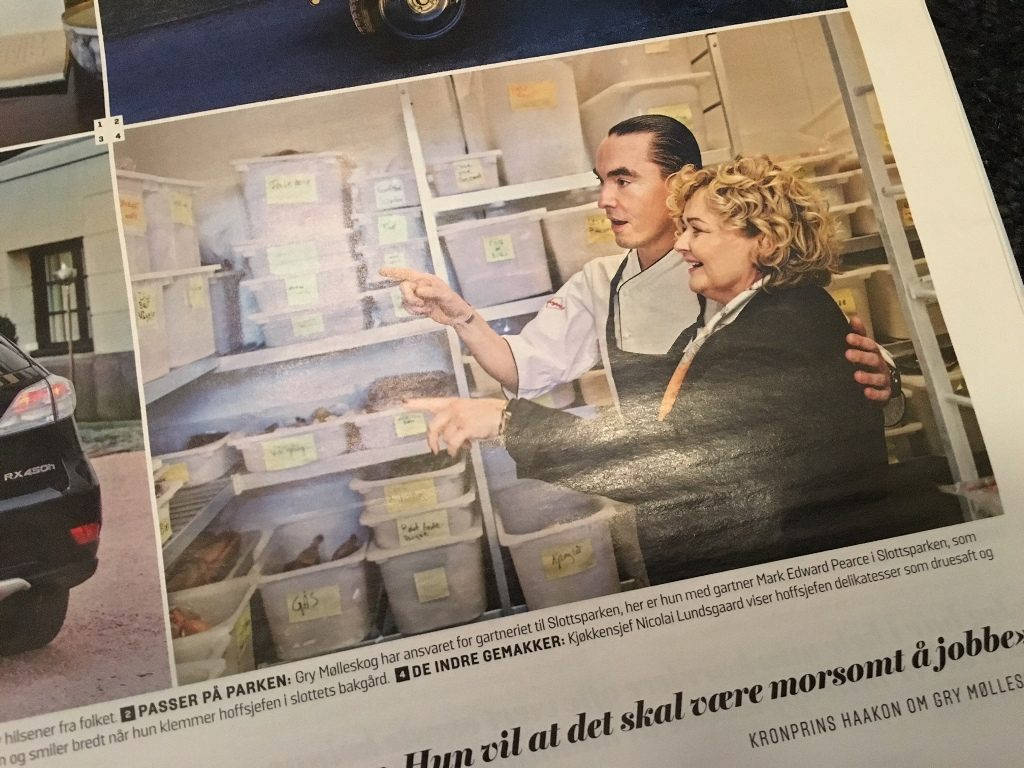 Nei, skulle du ha sett! I artikkelen om slottets hoffsjef Gry Mølleskog har det jommen sneket seg inn et bilde der hun ses sammen med min venn kjøkkensjefen. Intervjuet med kule Nicolai Lundsgaard kan du lese under.