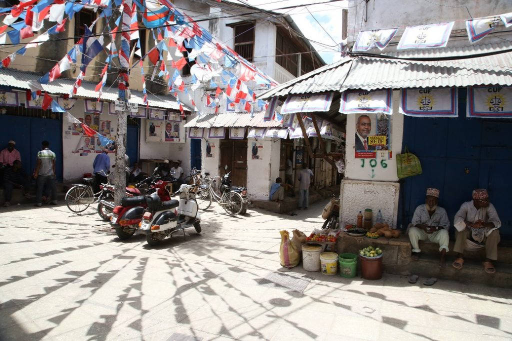 Dette er Jaws Corner i hjertet av Stone Town. Her sitter folk og diskuterer politikk, sladrer og drikker kaffe, og det er et fint sted å sette seg ned for å bli kjent med folk. Foto: Erik Valebrokk