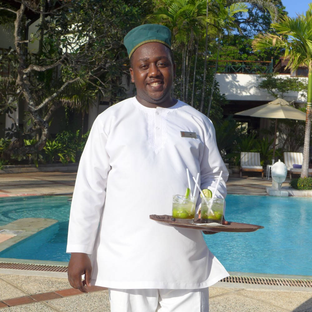 Skal det være en dawa? Bartenderen på Serena Inn ble en god venn. Foto: Helle Øder Valebrokk