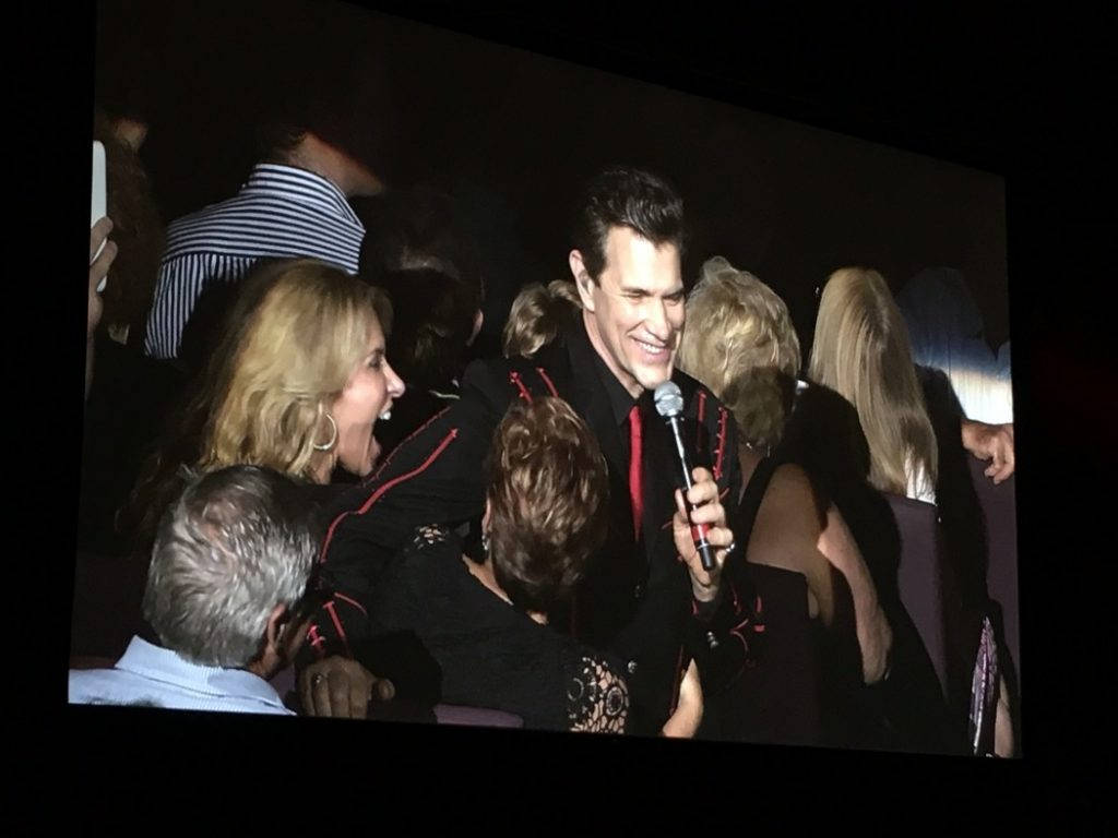 Tidlig i konserten gikk Isaak ut blant publikum for å flørte litt ekstra til tonene av den nydelige "Kiss Me Like A Stranger". Mobilfoto: Erik Valebrokk