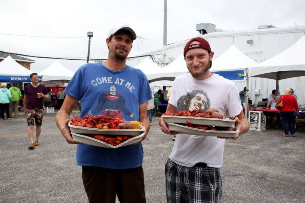 Det var bare blide mennesker å se da sjømatrestauranten Deanie's i Bucktown arrangerte det syvende årlige Pinch-A-Palooza. Foto: Erik Valebrokk