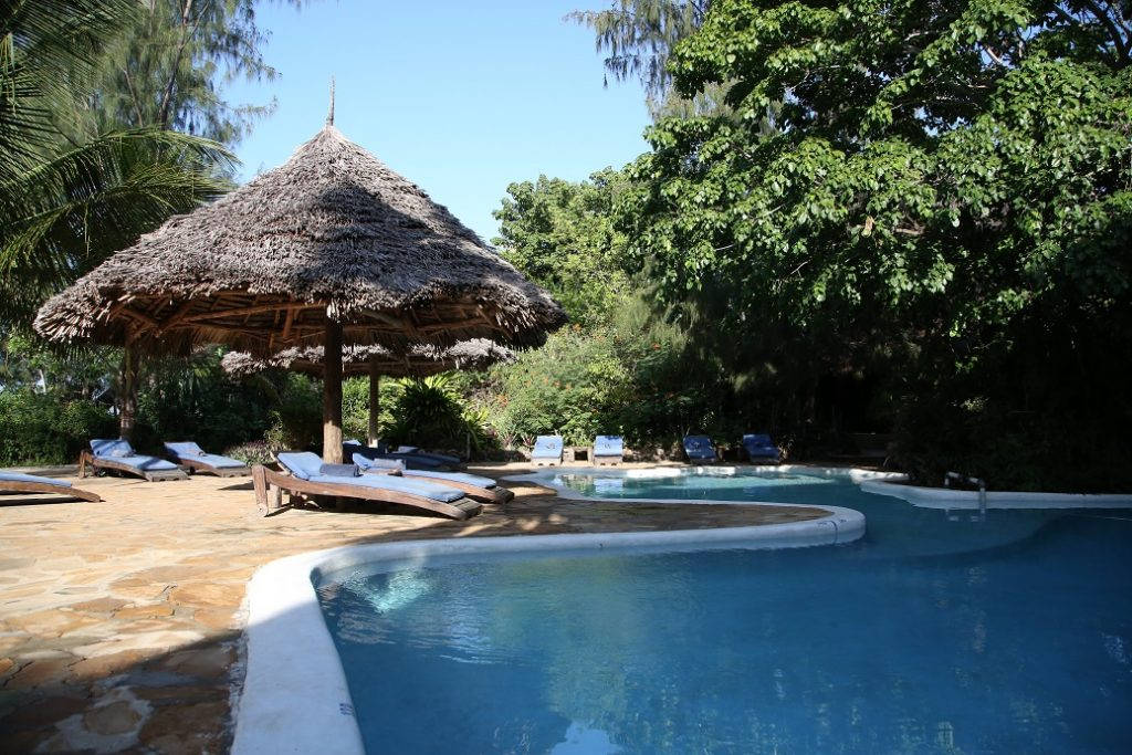 Morgenen etter et reisedøgn var dette bassenget på Unguja Lodge eksepsjonelt innbydende. Foto: Erik Valebrokk