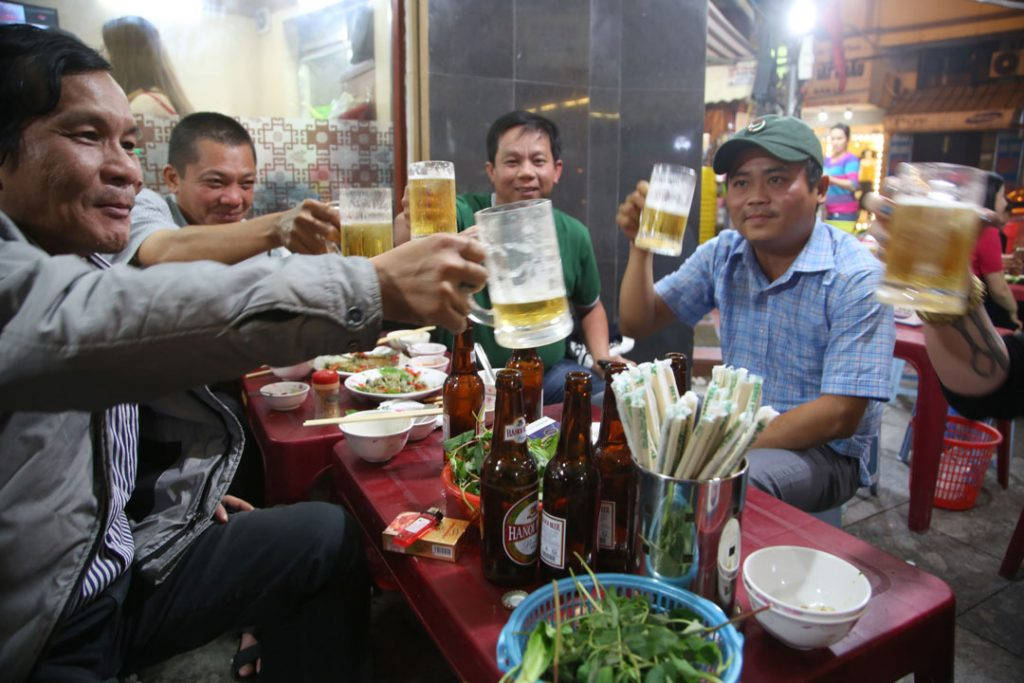 Verdens blideste gjeng på et gatehjørne i Hanoi. Foto: Erik Valebrokk