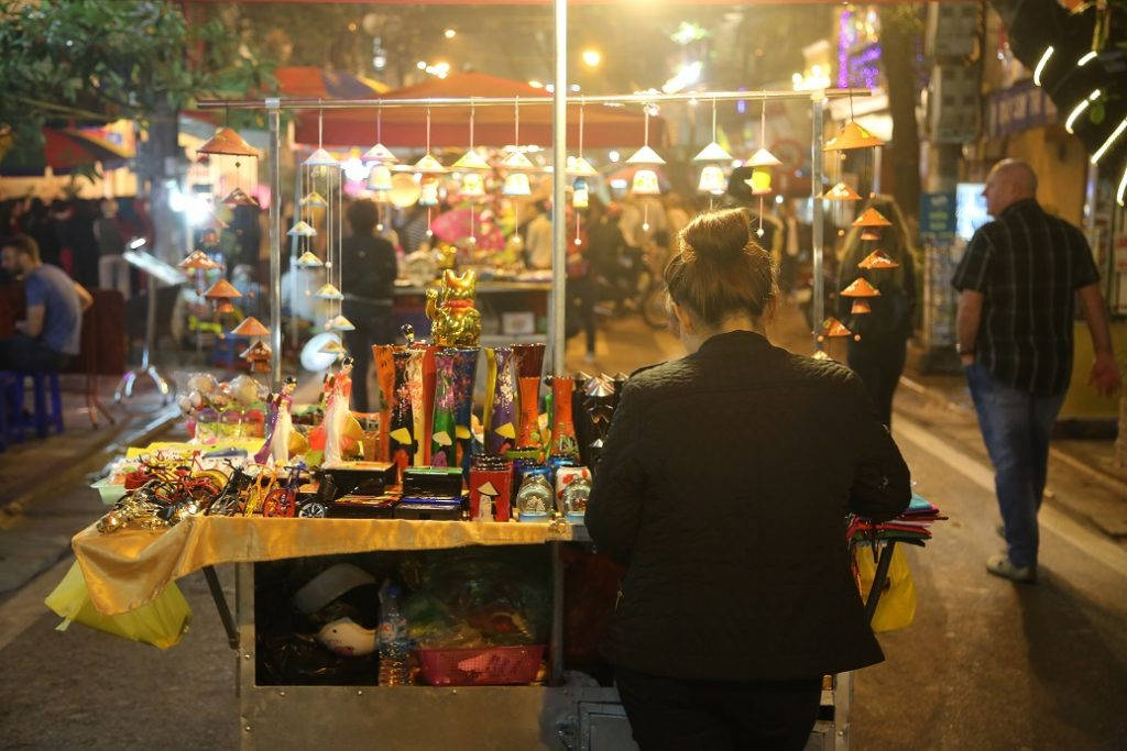 Det er gatemarked i Hanoi hver fredag, lørdag og søndag. Da stenges deler av Old Quarter for biltrafikk (men ikke mopedtrafikk), og det er super stemning overalt. Foto: Erik Valebrokk