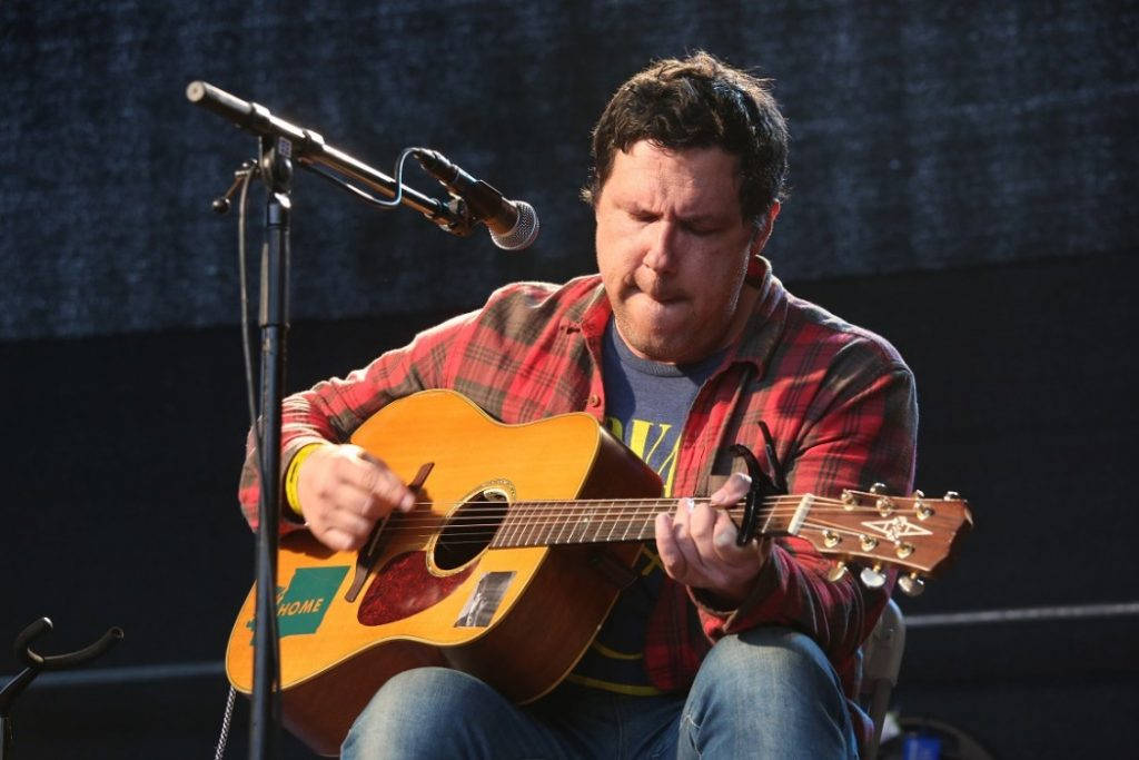 Damien Jurado klamret seg til gitaren og gjennomførte hele konserten med sammenknepne øyne. Foto: Erik Valebrokk