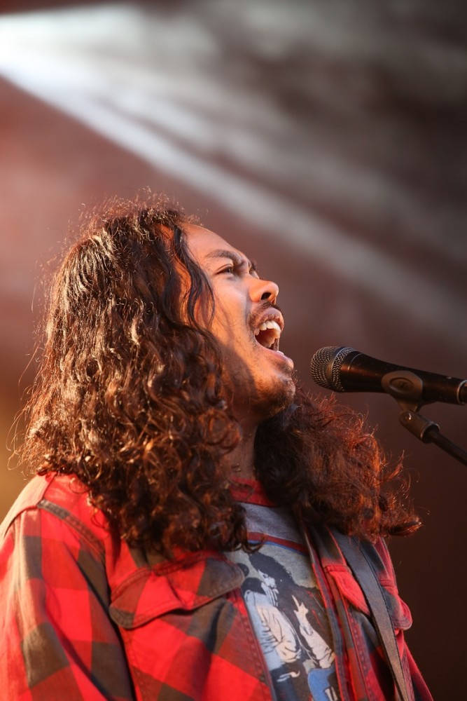 Dougy Mandagi i The Temper Trap synger av full hals. Foto: Erik Valebrokk