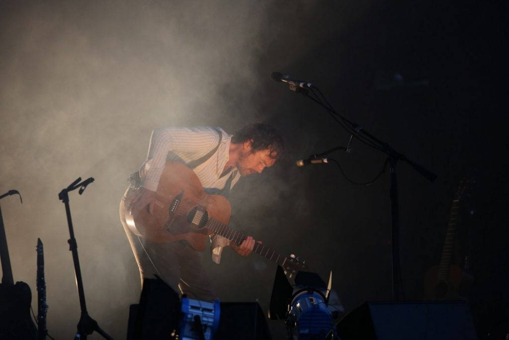 For å holde på publikums oppmerksomhet når du står helt alene på scenen kreves en del triks. Damien Rice hadde mange på lur, blant annet litt velplassert støy. Foto: Erik Valebrokk
