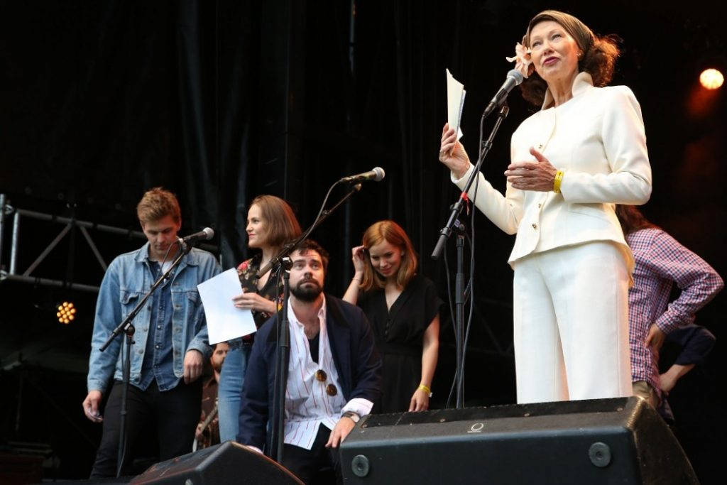 Åse Kleveland åpner festivalen mens The Die With Your Boots On Piknik Band gjør seg klare. Foto: Erik Valebrokk