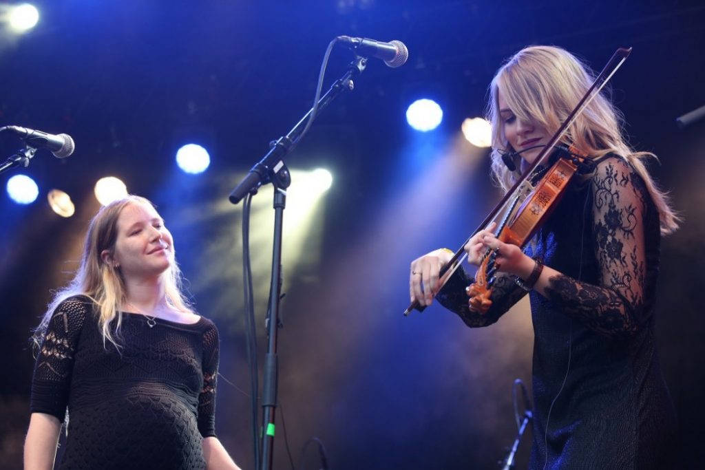 Malin Pettersen fra Lucky Lips og Marie Tveiten fra The Northern Belle deler scene. Foto: Erik Valebrokk
