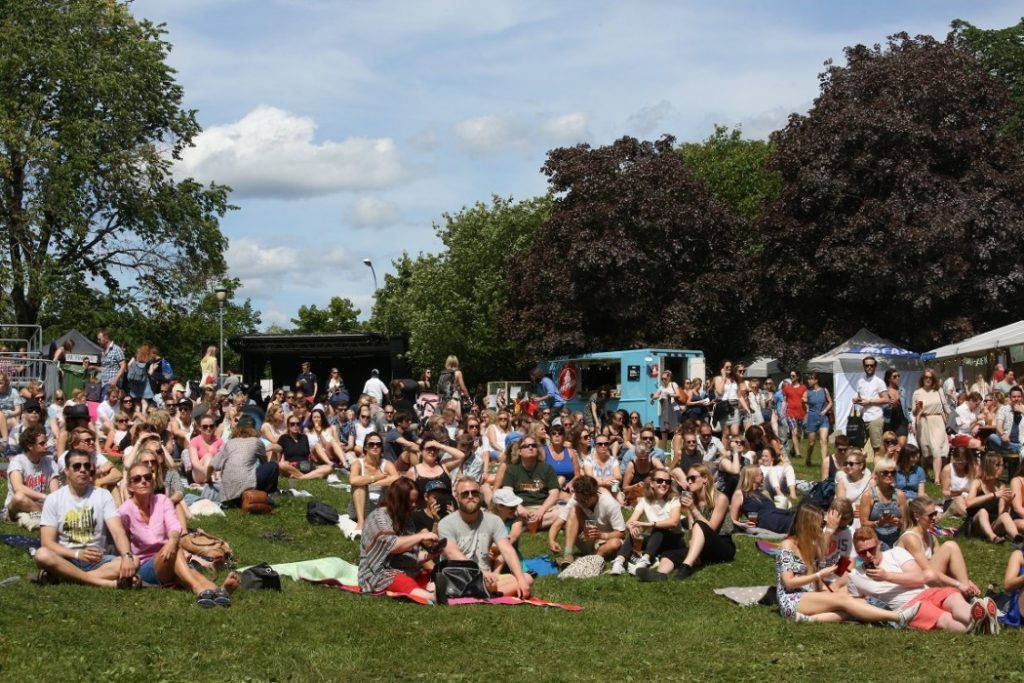 Topp stemning på dag to av Piknik i Parken. Det skulle bli mye mer mennesker utover dagen. Foto: Erik Valebrokk