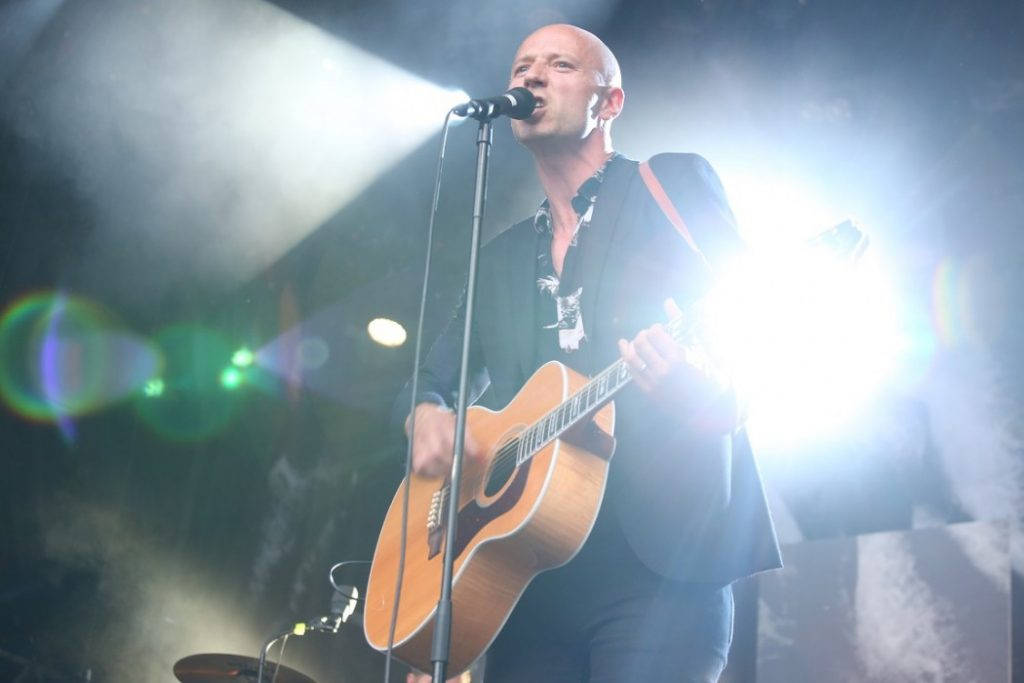 Du kan være trygg på at det fløtter på seg når Sivert Høyem inntar scenen. Foto: Erik Valebrokk