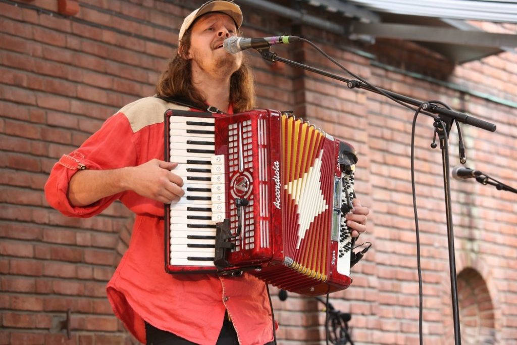 Daniel Norgren spilte intimkonsert i borggården. Foto: Erik Valebrokk