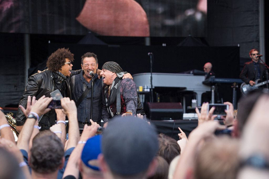 Det er kameratskapet internt i E Street Band mye av konsertopplevelsen handler om. Jake Clemons, Bruce Springsteen og Steven Van Zandt samles rundt én mikrofon under "Sherry Darling", og aldri har noen sett mer happy ut. Foto: Per-Otto Oppi Christiansen/https://m.flickr.com/#/photos/50024469@N03/